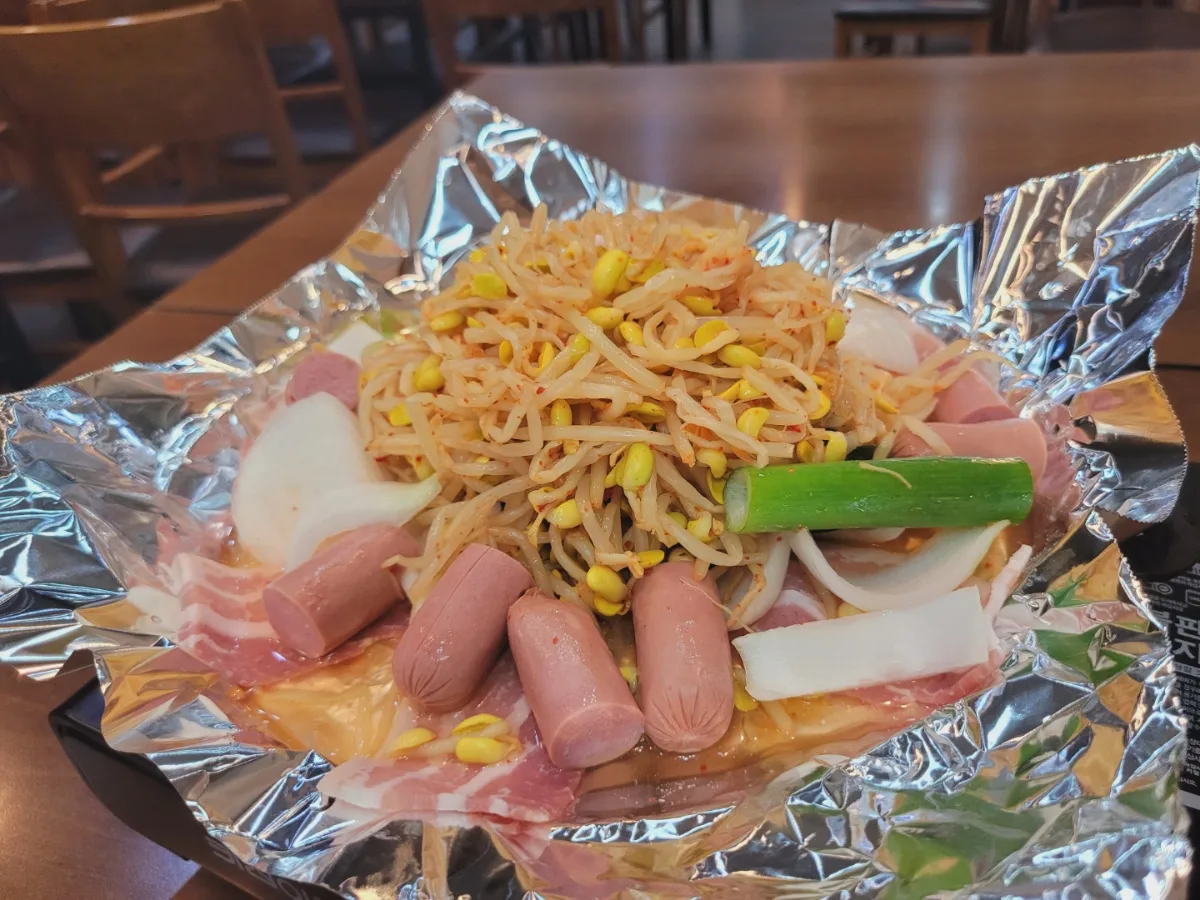 ソリンナクチ — 豆もやしとベーコン、ソーセージ