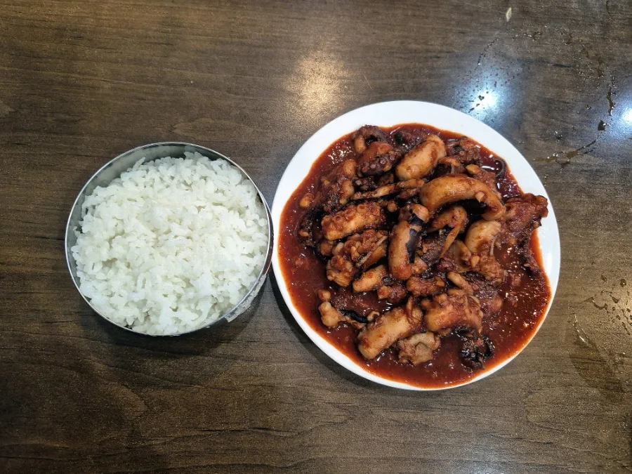 白ご飯とタコの辛炒め