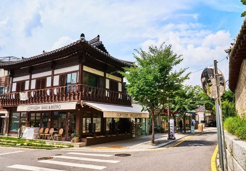 瓦屋根と木の欄干があるソスンラギルのカフェ