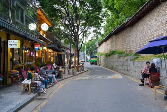 ソスンラギル — 石垣の向かいに並ぶ店先の屋外席