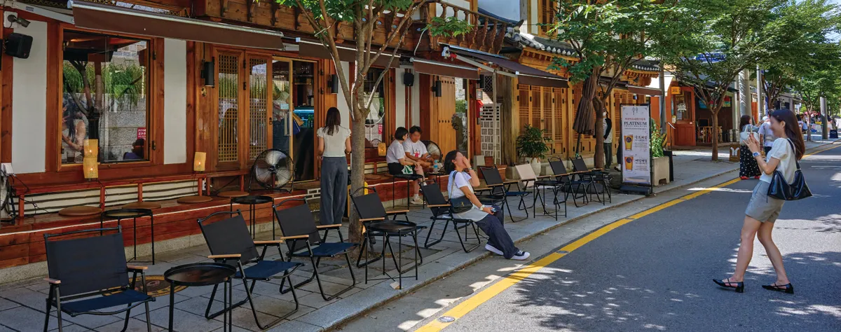 ソスンラギル — 韓屋カフェの店先に並ぶテラス席