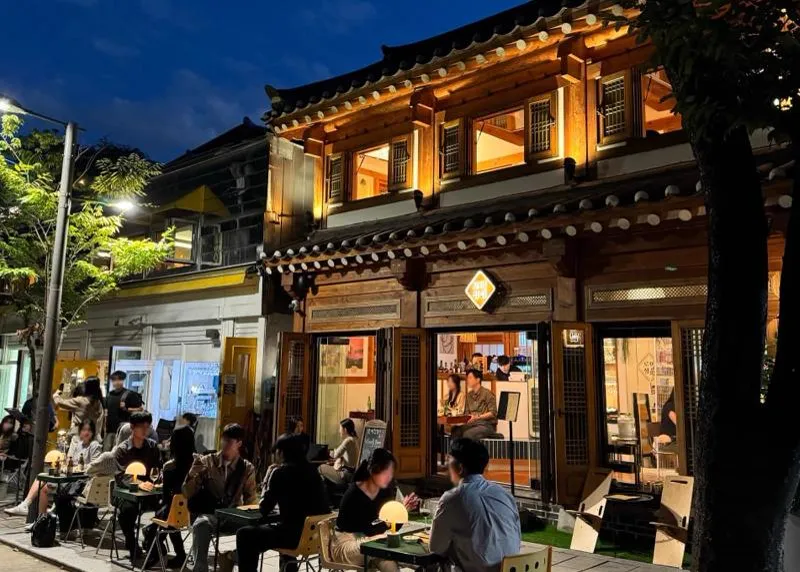 ソスンラギル — 夜の韓屋酒場と店先の屋外席