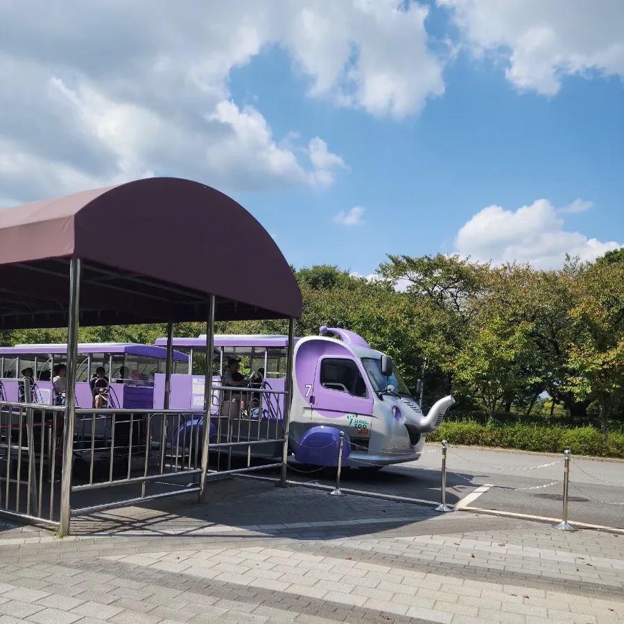 乗り場に停まるゾウ列車