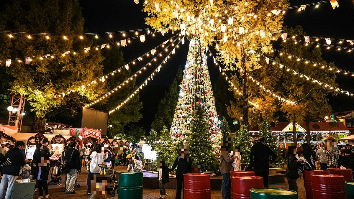 ソウルランド — 電飾のツリーと夜の広場