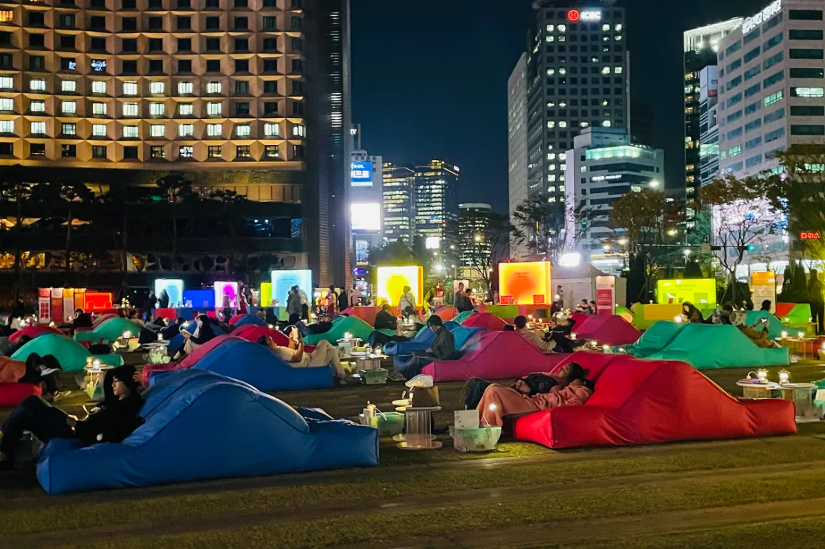 ソウル広場 — 色鮮やかな座席が並ぶ夜の広場
