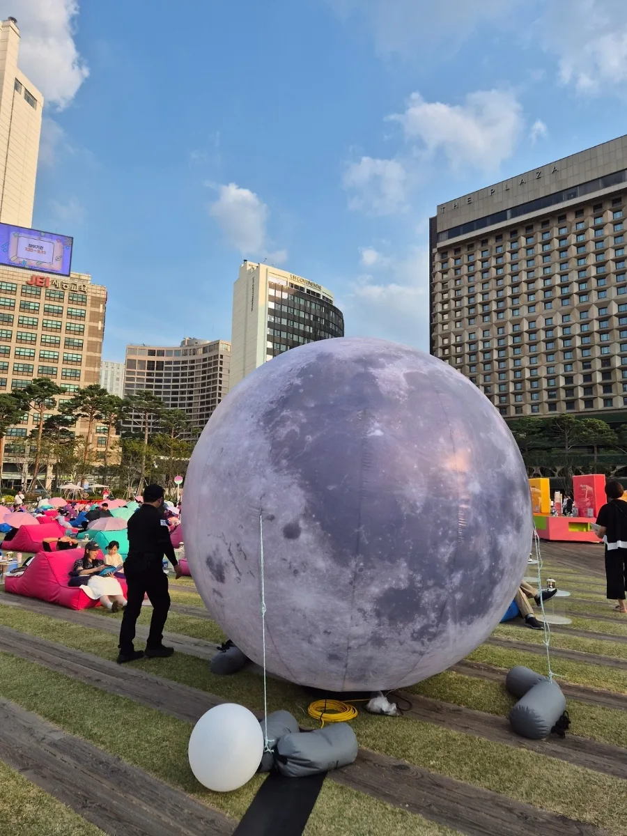 ソウル広場 — 芝生に置かれた大きな月のオブジェ