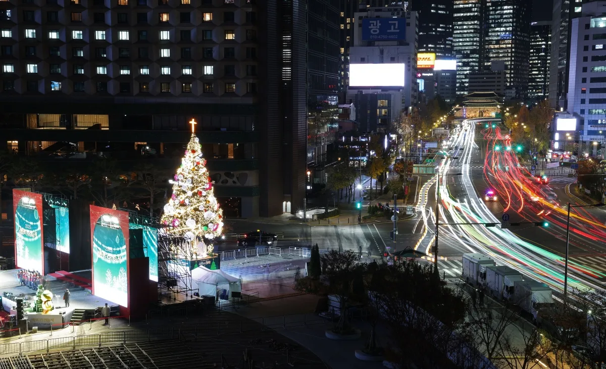 2025年に点灯したソウル広場のクリスマスツリー(ソウル新聞より)