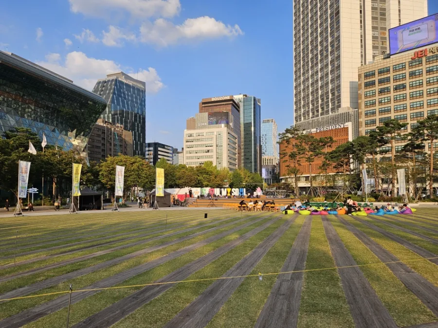 ソウル広場 — 木道が伸びる芝生と催しの風景