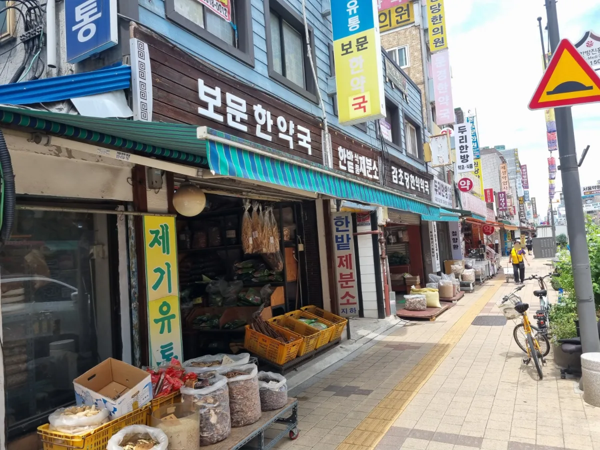 韓方薬局が続く市場の通り