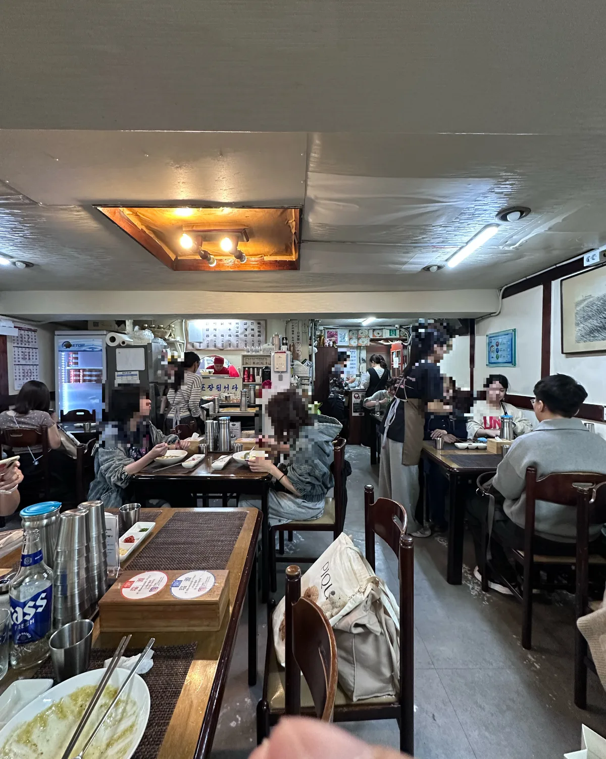 お客さんが食事をする店内