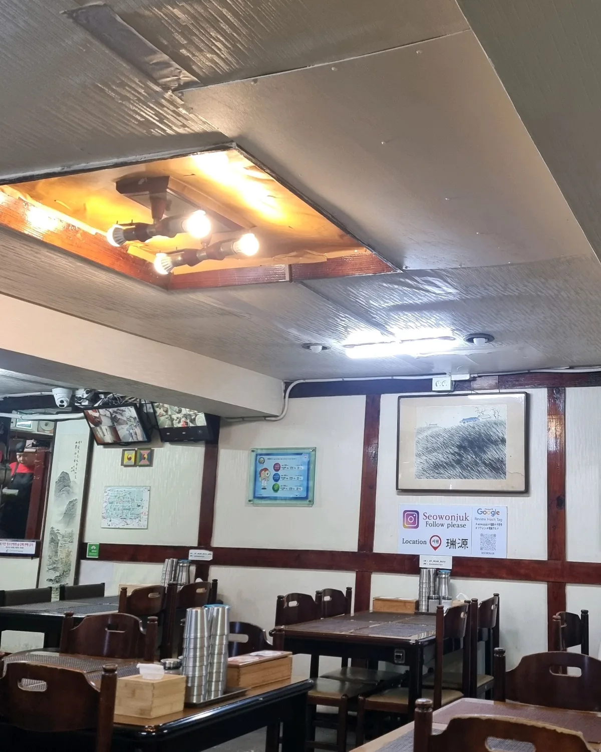 瑞源粥 — 木のテーブルと椅子が並ぶ店内