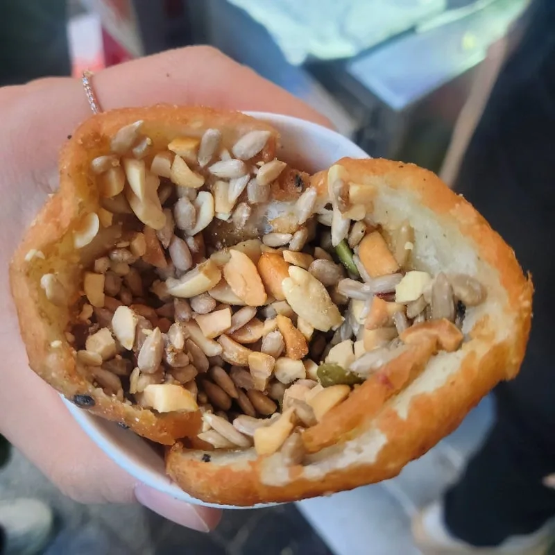 切れ目から種とナッツが見えるホットク