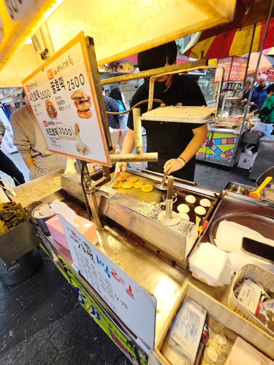 スンギ・シアホットク — 鉄板でホットクを焼く屋台