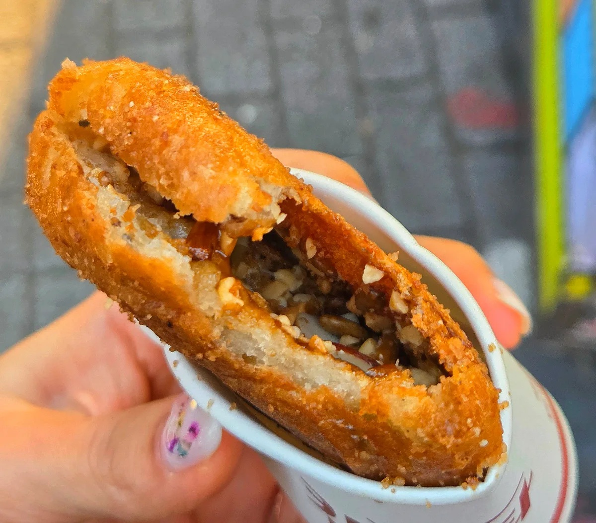 スンギ・シアホットク — 種とナッツが見えるホットク