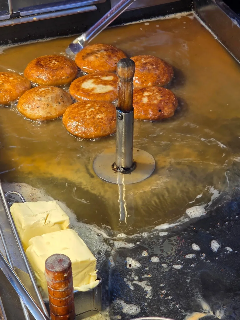 スンギ・シアホットク — 鉄板で揚げ焼きにされるホットク