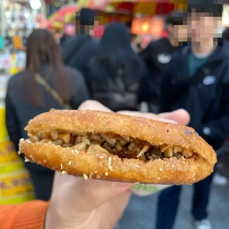 スンギ・シアホットク — 種がはみ出すほど詰まったシアホットク
