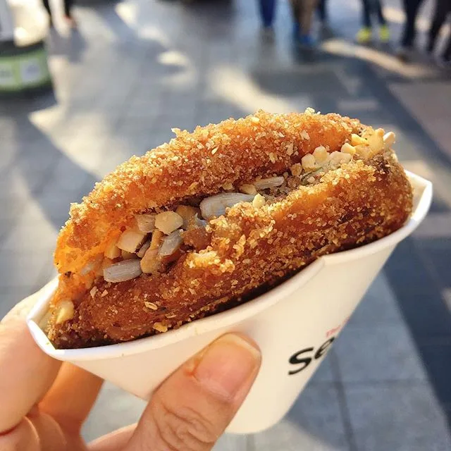 スンギ・シアホットク — 紙コップに入った焼きたてのシアホットク