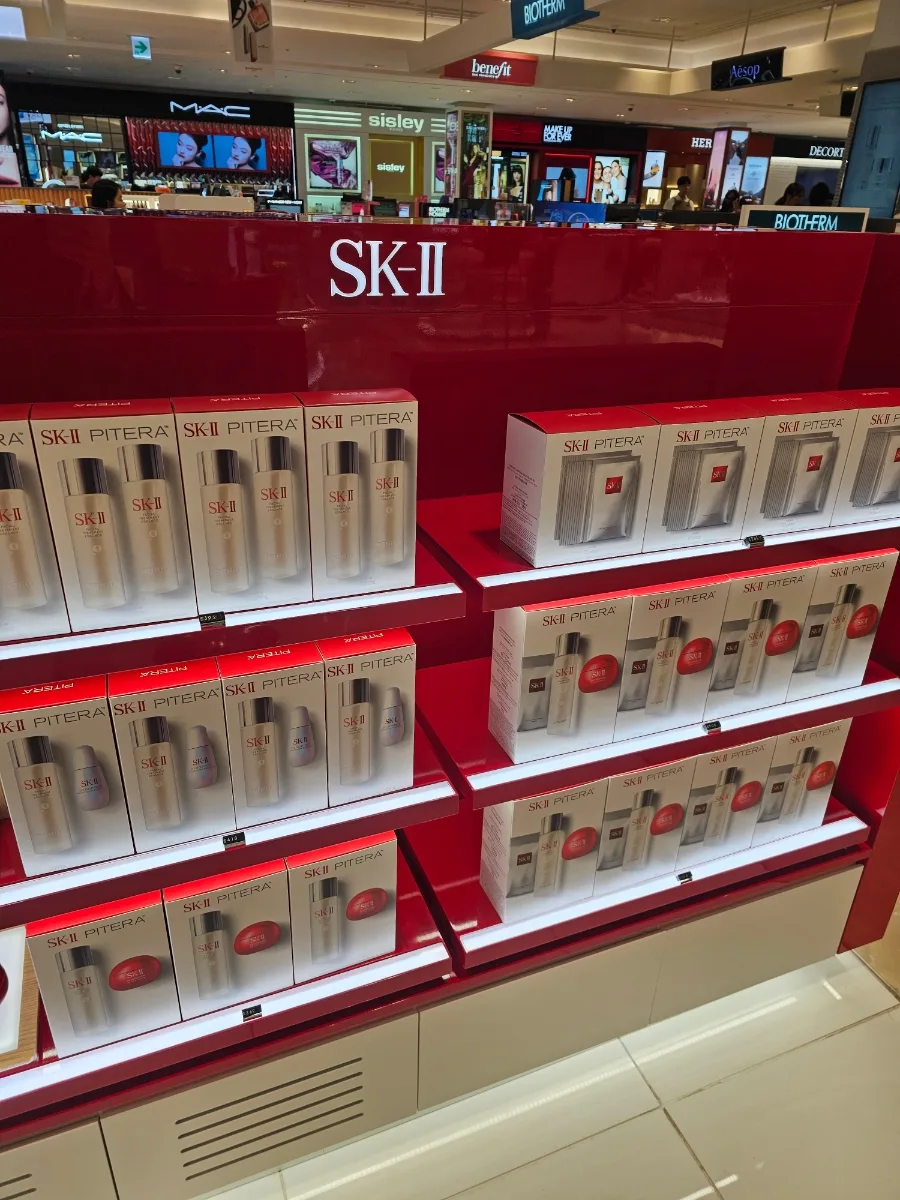新羅免税店 ソウル店 — 棚に並ぶSK-IIのセット