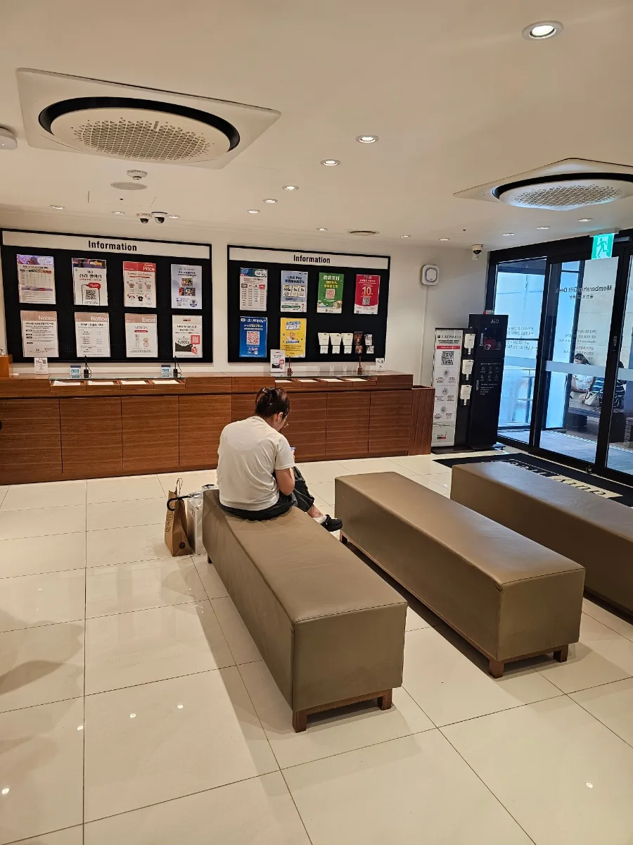 新羅免税店 ソウル店 — 案内カウンター前のベンチ