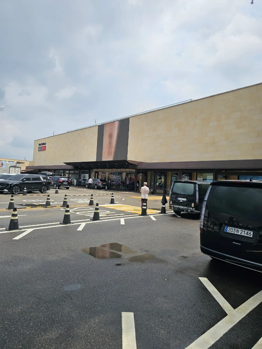 新羅免税店 ソウル店 — 車寄せのある免税店の建物