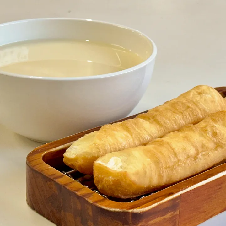 台湾風豆乳スープと揚げ菓子