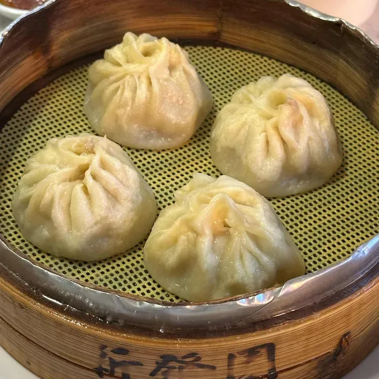 蒸籠に並ぶ4個の蒸し餃子