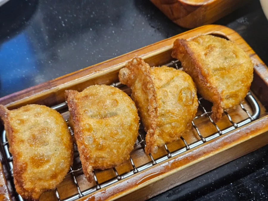 きつね色に揚がった四つの餃子
