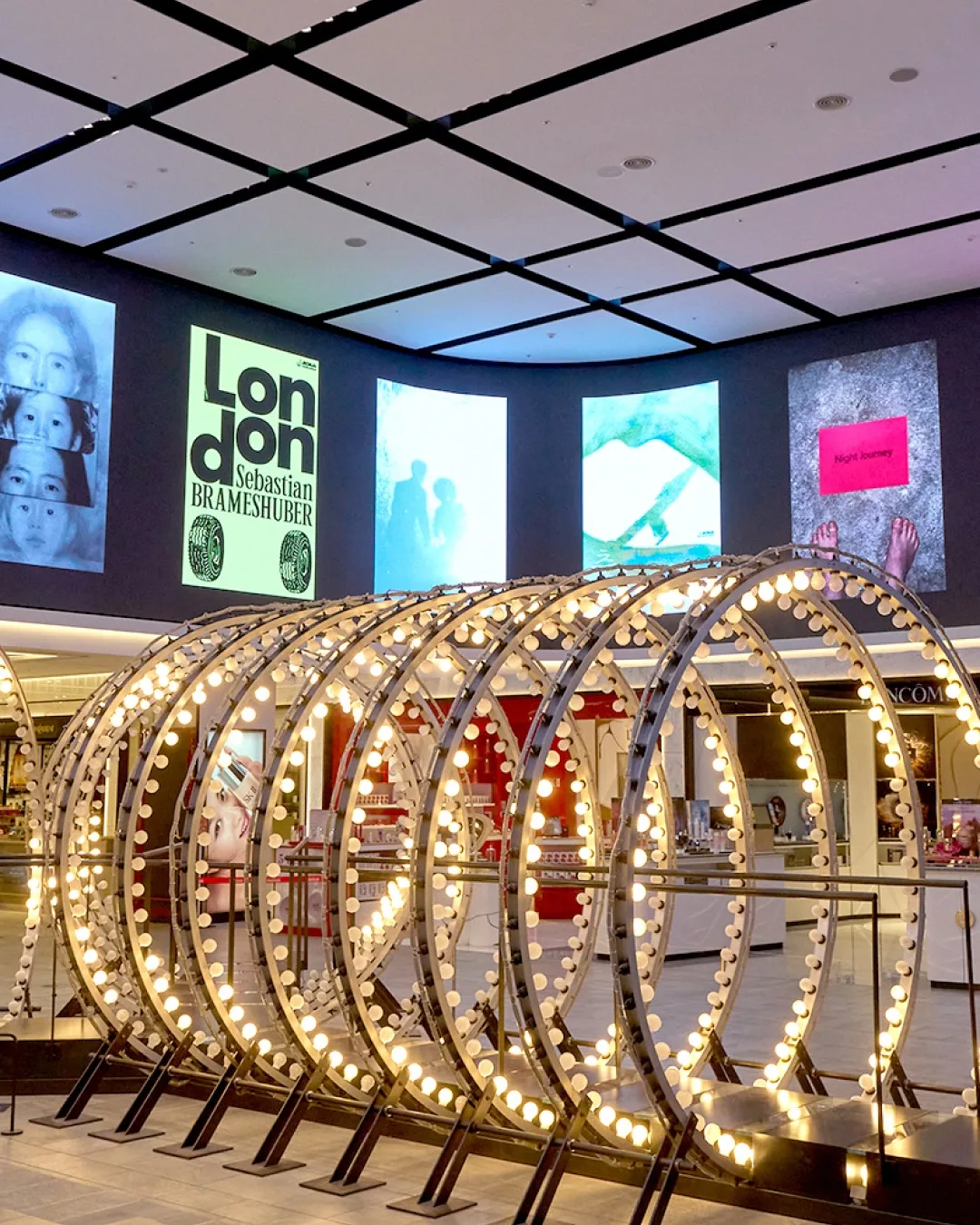 新世界免税店 明洞店 — 電球のアーチが並ぶビューティーフロア