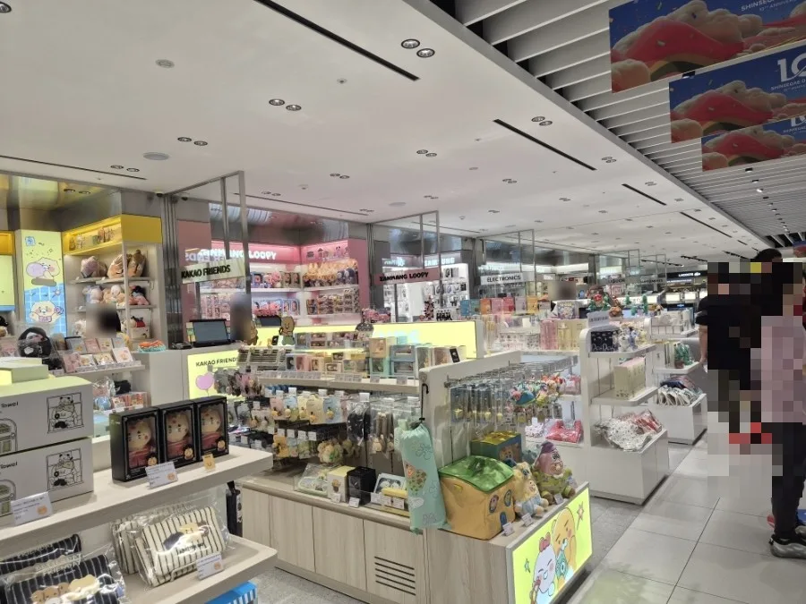 新世界免税店 明洞店 — キャラクター雑貨が並ぶ売り場