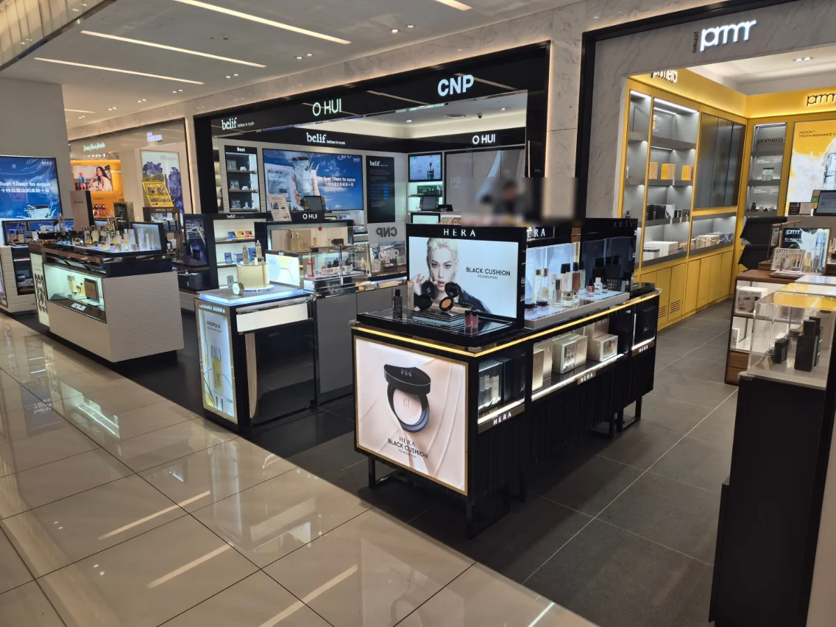 新世界免税店 明洞店 — 化粧品カウンターが並ぶフロア