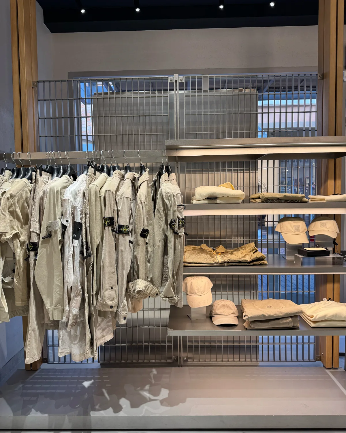 新世界サイモン プレミアムアウトレット 驪州店 — 淡い色のジャケットと帽子の陳列