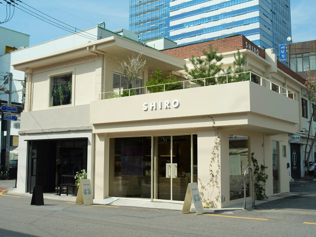 SHIRO 聖水店 — 白い壁にSHIROの看板がある店