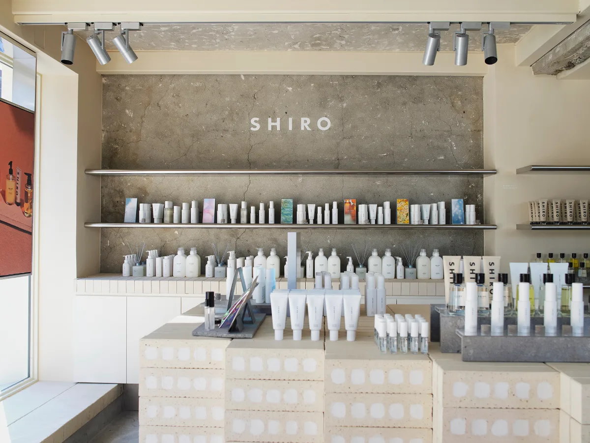 SHIRO 聖水店 — SHIROの文字と白い商品棚が並ぶ店内