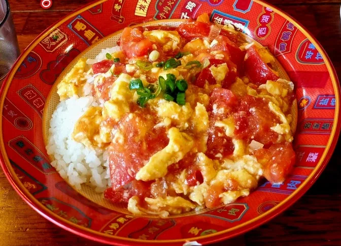 トマトと卵をのせたご飯