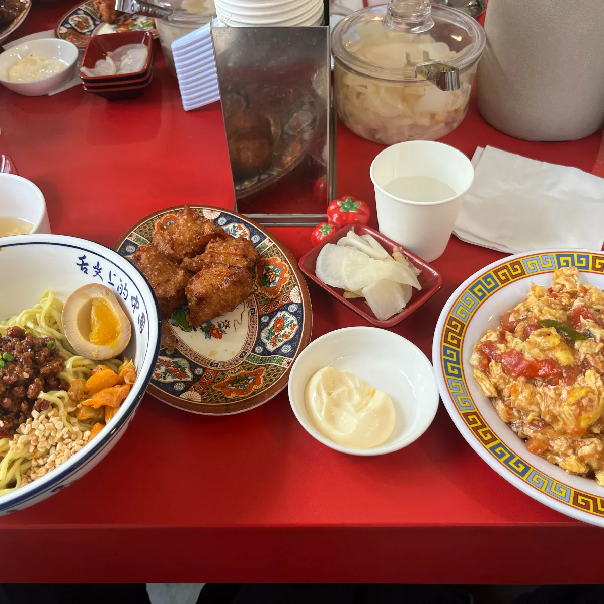 XIHONGSHI — 麺と揚げ物が並ぶ食卓