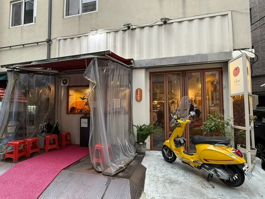 XIHONGSHI — 赤い椅子が並ぶ店先