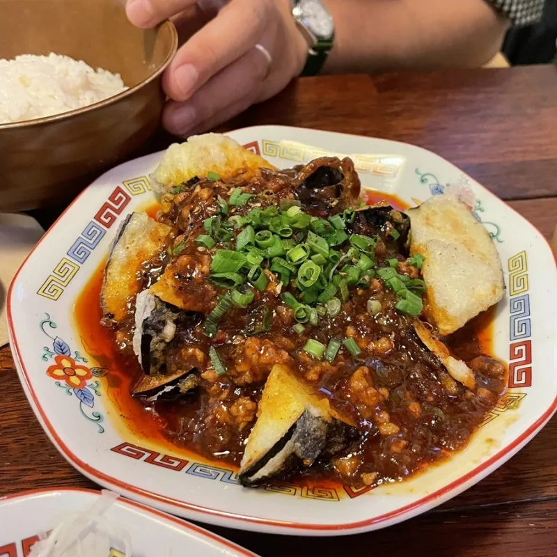 麻婆ソースをかけた揚げナス