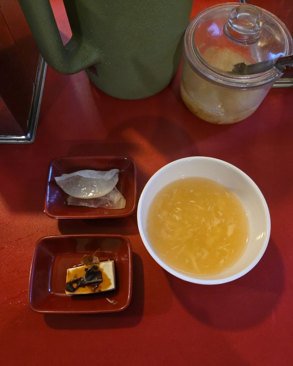 たくあんと豆腐の小皿、卵スープ