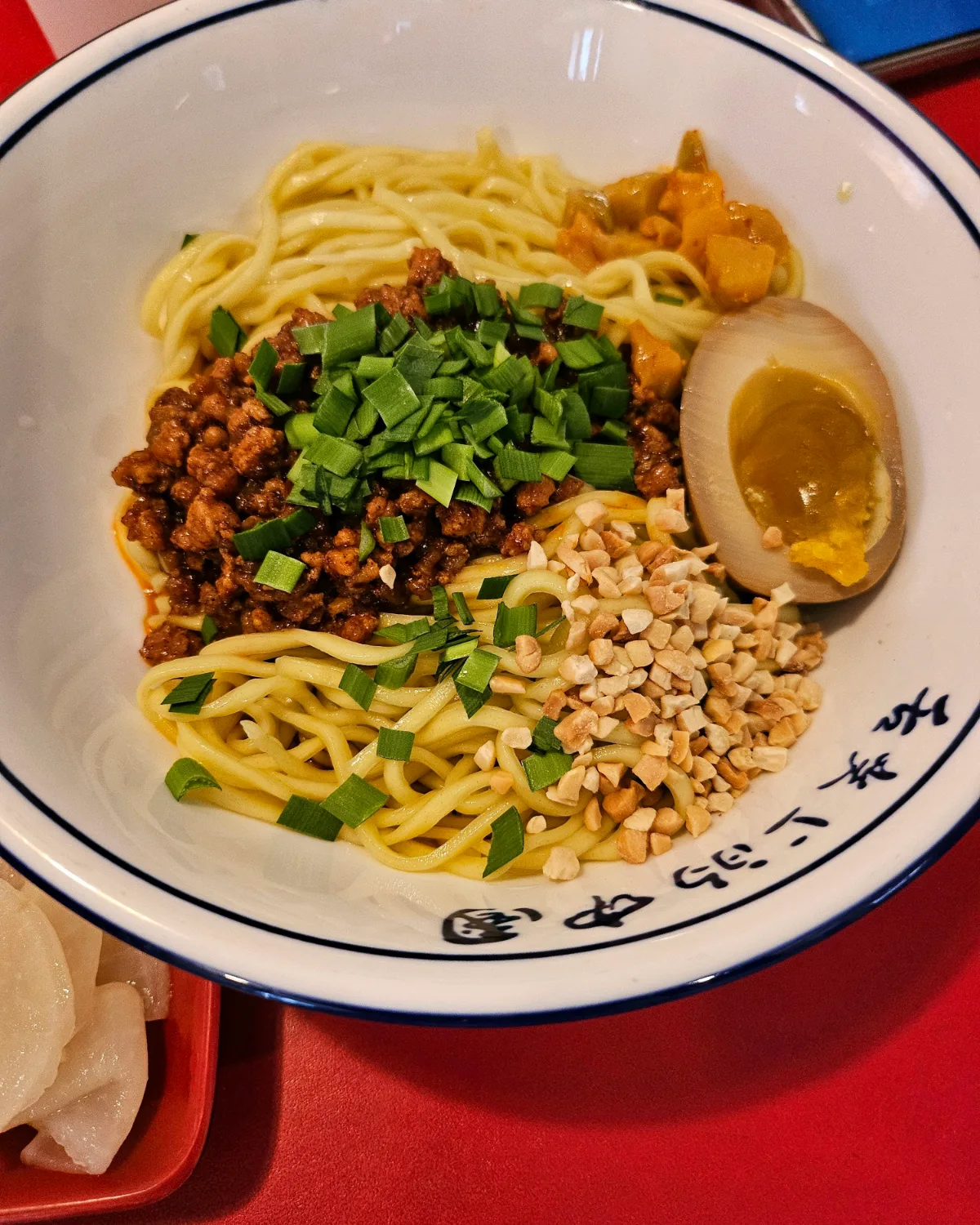ひき肉とナッツをのせた汁なし担々麺