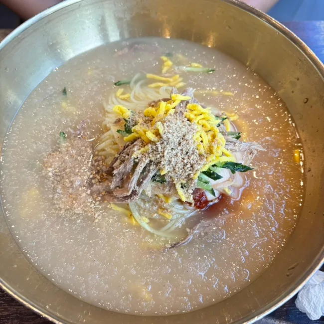 食堂3選 センタム店 — 冷たいスープに入ったミルミョン
