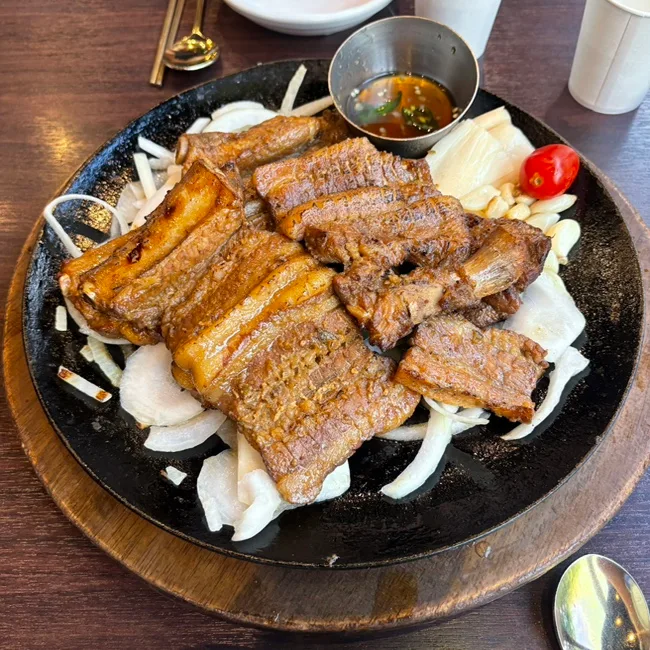 玉ねぎにのせた豚カルビ