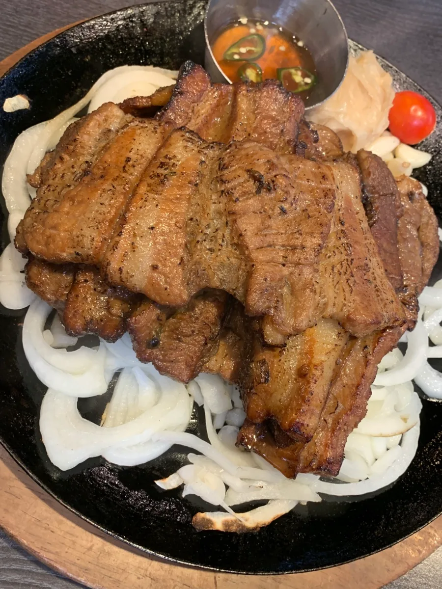 食堂3選 センタム店 — 玉ねぎの上に盛った焼き豚カルビ