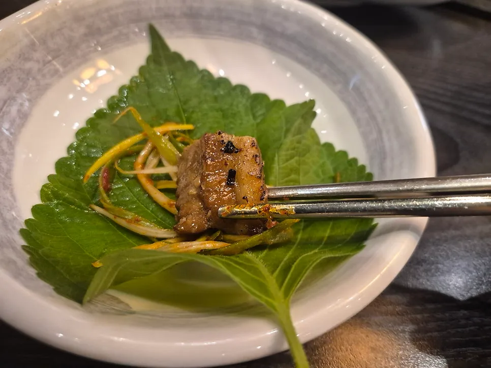 エゴマの葉で包む豚カルビ