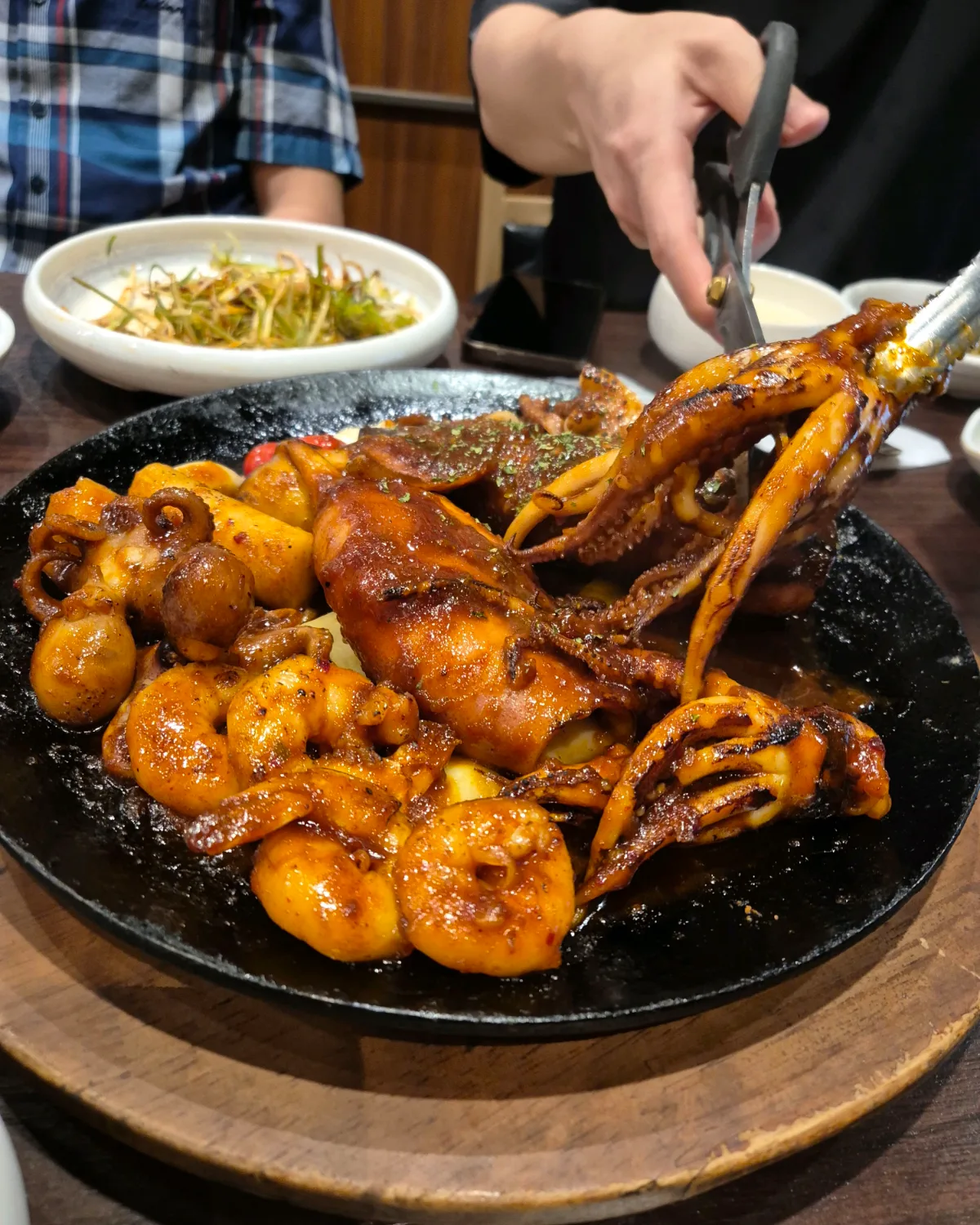 鉄板で切り分ける海鮮鉄板焼き