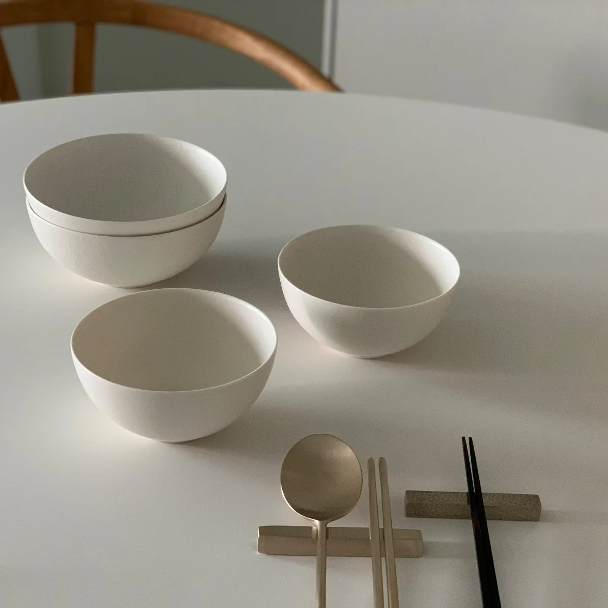 粉引きの鉢と匙、箸の組み合わせ