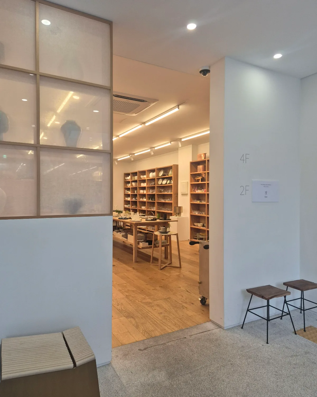 SIKIJANG — 器の棚が奥へ続く店内