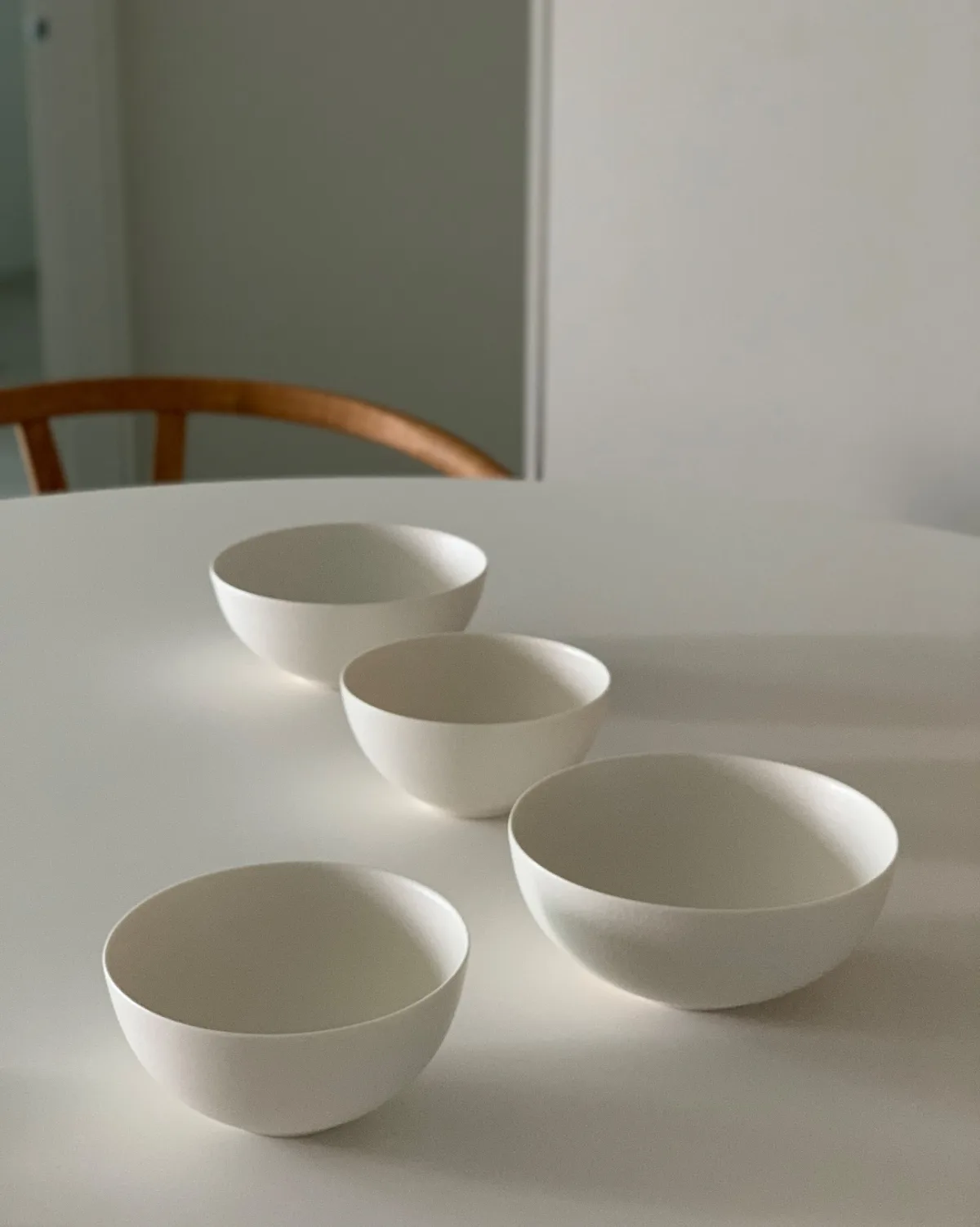 SIKIJANG — 白いテーブルに並ぶ粉引きの鉢