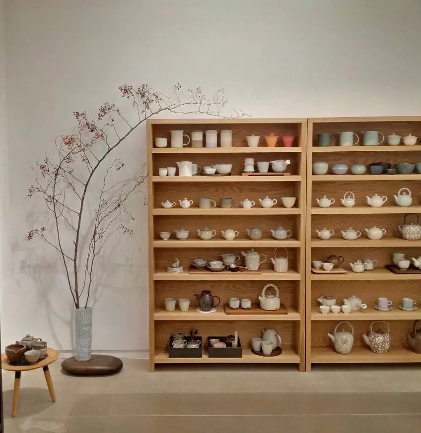 作家の茶器が並ぶ木の棚