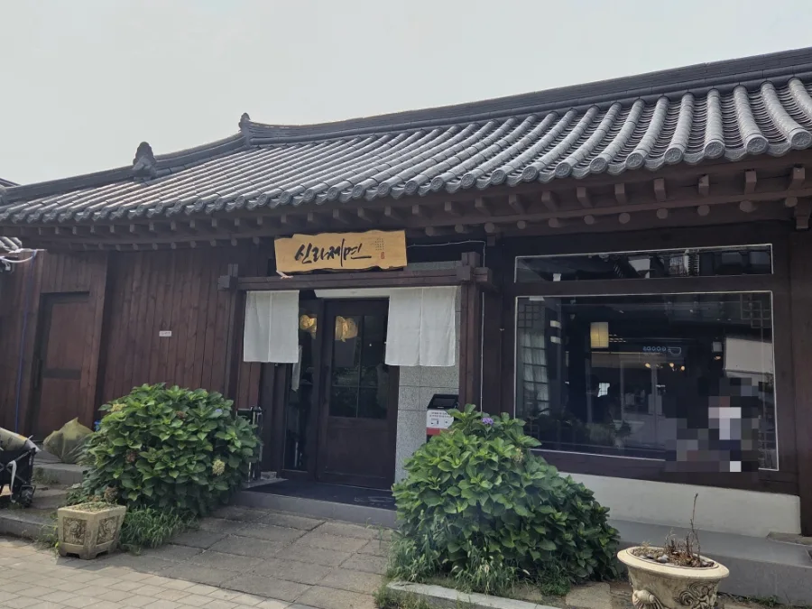 新羅製麺 慶州店 — 瓦屋根と木造の店構え