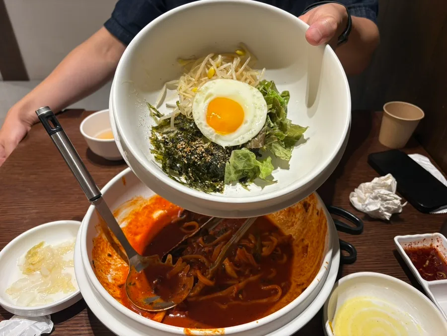 たれに混ぜる前の目玉焼き付きビビンバ